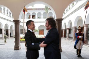 Presidente de Argentina llega a Ecuador y se reúne con Noboa –
