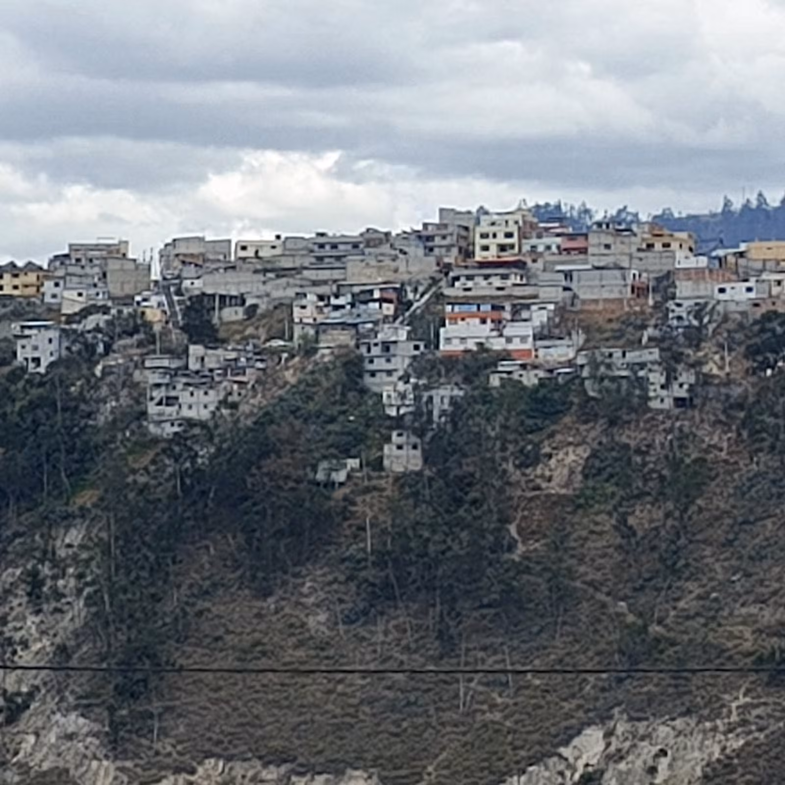 Bomberos de Quito controlan incendio en Rayocucho: 250 hectáreas afectadas